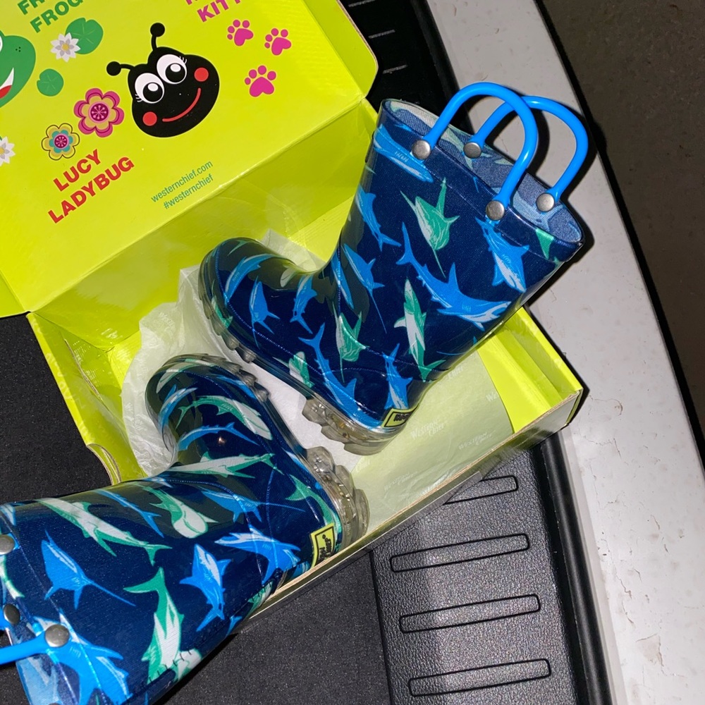 Like new Toddler Shark Rainboots
